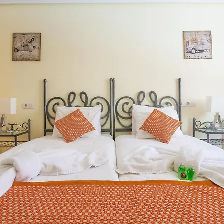 Sands- Seafront - Sea Views - Private Underground Parking Appartamento