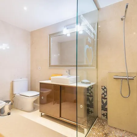 Sands- Seafront - Sea Views - Private Underground Parking Apartment *