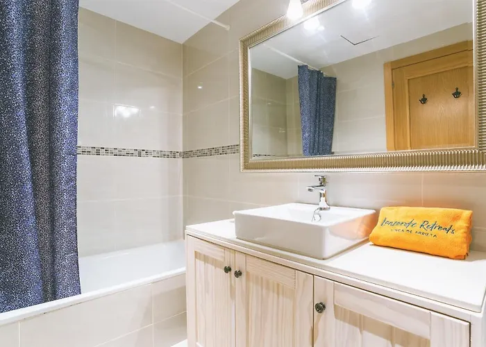 Sands- Seafront - Sea Views - Private Underground Parking Appartement *