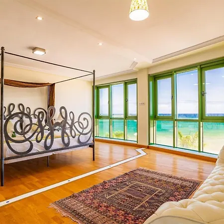 Sands- Seafront - Sea Views - Private Underground Parking شقة *