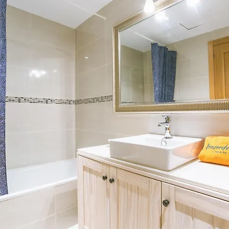 Sands- Seafront - Sea Views - Private Underground Parking شقة *